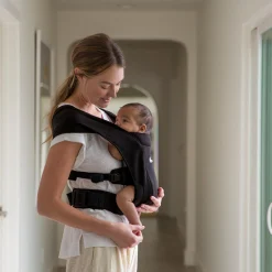 ERGObaby Set Embrace Pure Black mit Rain & Wind Carrier Cover* Babytragen