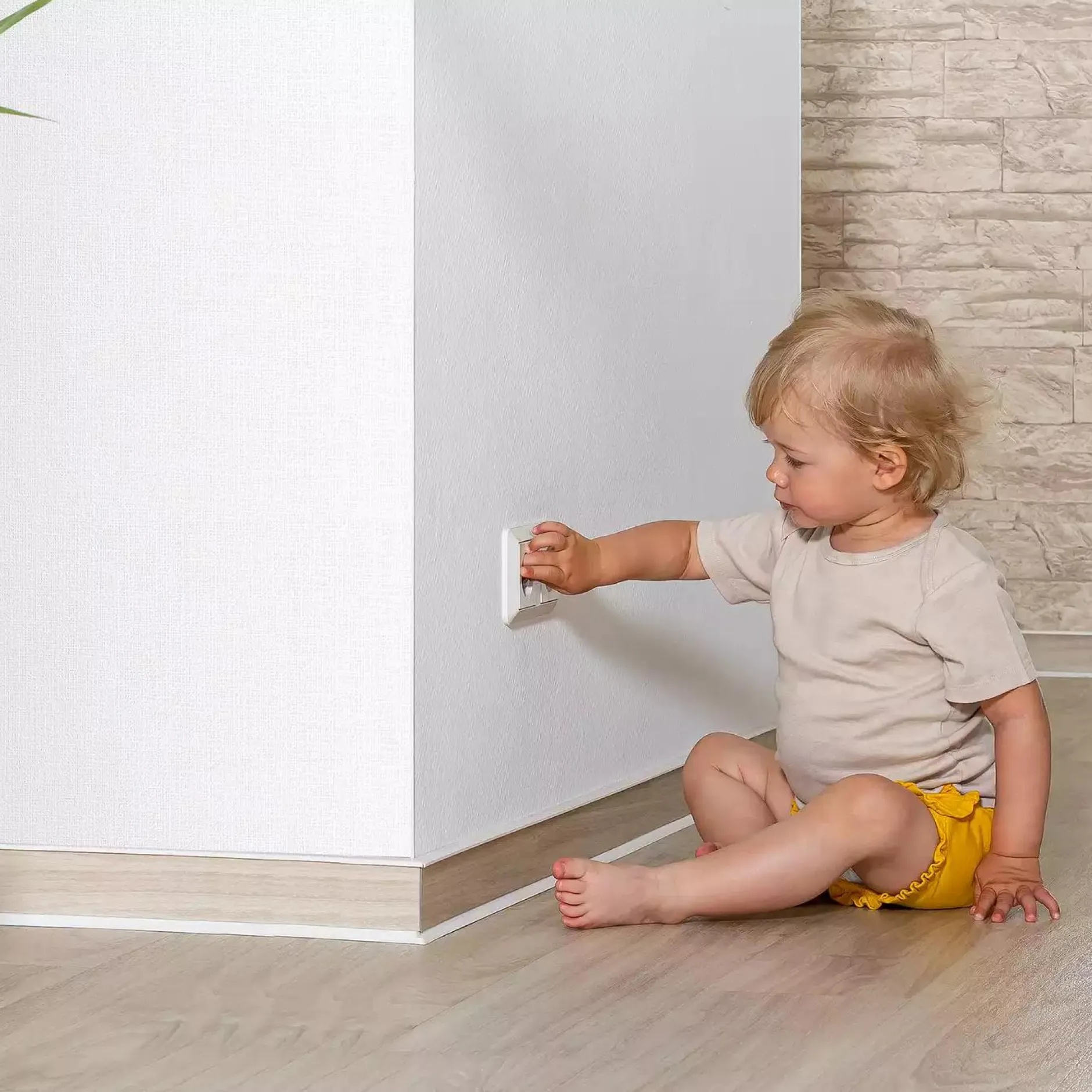 reer Steckdosenschutz, klebbar, transparent*Kinder Kindersicherung